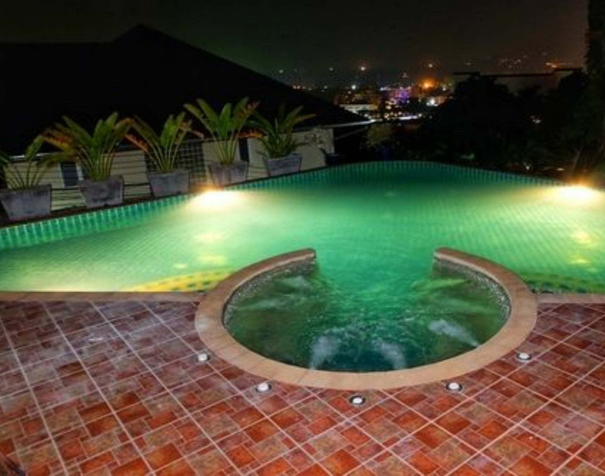 Happy Holidays Luxury Pool Pousada Patong